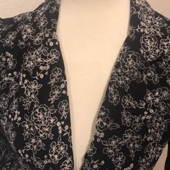 Beautiful blazer - Picture 3 of 6